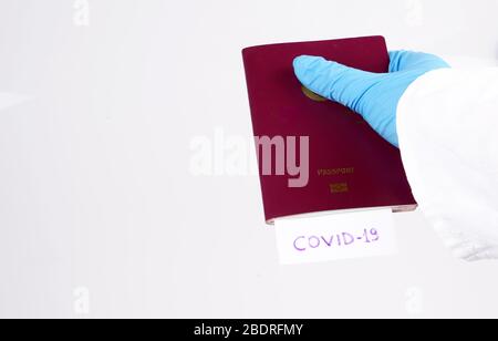 Coronavirus und Reisekonzept. COVID-19 und Reisepass notieren. Ausbruch des neuen Corona-Virus. Grenzkontrolle und Quarantäne von Touristen, die mit coro infiziert sind Stockfoto