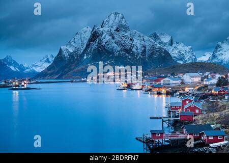 Schönes Fischerdorf Reine auf den Lofoten Inseln im Winter, Norwegen Stockfoto