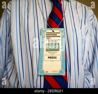 Ein Mann trägt seinen Presseausweis der Democratic National Convention aus der Konvention von 1992, die in New York in dieser Fotoillustration am Donnerstag, 2. April 2020 abgehalten wurde. Die DNC hat angekündigt, dass sie die Milwaukee Konvention von 2020 auf die Woche vom 17. August verschoben hat. (© Frances M. Roberts) Stockfoto