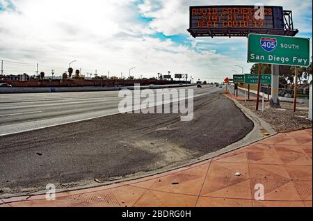 27. März 2020, Los Angeles, Kalifornien, San Diego Freeway, Union Station, Governor Newsom Auftrag Aufenthalt zu Hause, um die Kurve der Covid 19 Virus. Stockfoto