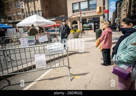 Union Square Greenmarket in New York begrenzt die Anzahl der Kunden, die am Samstag, 4. April 2020 einreisen dürfen, um Waren für Kunden zu handhaben, anstatt ihnen die Möglichkeit zu geben, sich zu versammeln und sich selbst auszuwählen, und die Dichte des Marktes wird kontrolliert. (© Richard B. Levine) Stockfoto