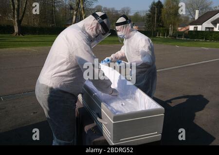 Gilly, Belgien. April 2020. Leichenarbeiter der Bestattungsfirma "Pompes Funebres Fontaine" bereiten die Leichen von Personen vor, die am 9. April 2020 in der Leichenhalle des Unternehmens in Gilly, Belgien, an der COVID-19 gestorben sind. Credit: ALEXANDROS MICHAILIDIS/Alamy Live News Stockfoto