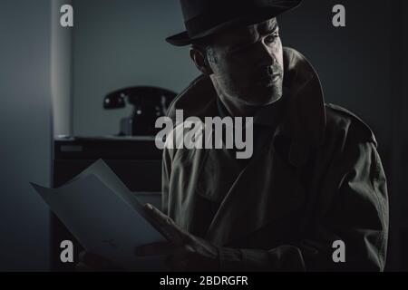 Vintage Undercover Agent Diebstahl von Dateien in einem Corporate Office spät in der Nacht, Sicherheit und Datendiebstahl Konzept Stockfoto