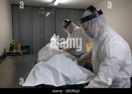 Gilly, Belgien. April 2020. Leichenarbeiter der Bestattungsfirma "Pompes Funebres Fontaine" bereiten die Leichen von Personen vor, die am 9. April 2020 in der Leichenhalle des Unternehmens in Gilly, Belgien, an der COVID-19 gestorben sind. Credit: ALEXANDROS MICHAILIDIS/Alamy Live News Stockfoto