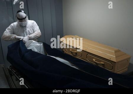 Gilly, Belgien. April 2020. Leichenarbeiter der Bestattungsfirma "Pompes Funebres Fontaine" bereiten die Leichen von Personen vor, die am 9. April 2020 in der Leichenhalle des Unternehmens in Gilly, Belgien, an der COVID-19 gestorben sind. Credit: ALEXANDROS MICHAILIDIS/Alamy Live News Stockfoto