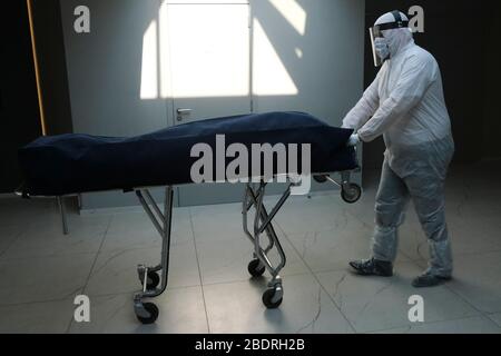 Gilly, Belgien. April 2020. Leichenarbeiter der Bestattungsfirma "Pompes Funebres Fontaine" bereiten die Leichen von Personen vor, die am 9. April 2020 in der Leichenhalle des Unternehmens in Gilly, Belgien, an der COVID-19 gestorben sind. Credit: ALEXANDROS MICHAILIDIS/Alamy Live News Stockfoto