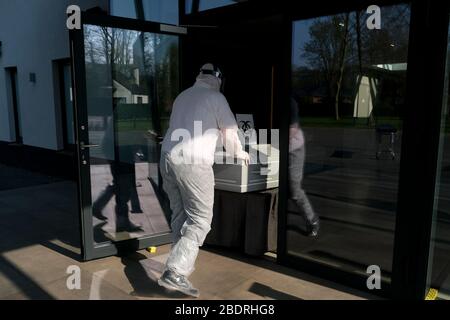 Gilly, Belgien. April 2020. Leichenarbeiter der Bestattungsfirma "Pompes Funebres Fontaine" bereiten die Leichen von Personen vor, die am 9. April 2020 in der Leichenhalle des Unternehmens in Gilly, Belgien, an der COVID-19 gestorben sind. Credit: ALEXANDROS MICHAILIDIS/Alamy Live News Stockfoto
