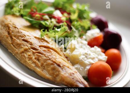 Gesunde Fische Salat Stockfoto