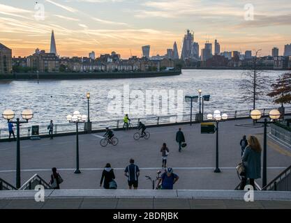 LONDON - Blick auf die Skyline von London über die Themse von Canary Wharf bei Sonnenuntergang Stockfoto