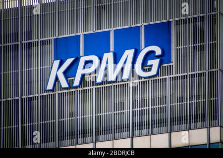 LONDON - KPMG Logo auf der Außenseite der Canary Wharf Büros, einer der "Big Four" professionelle Dienstleistungen Unternehmen Stockfoto