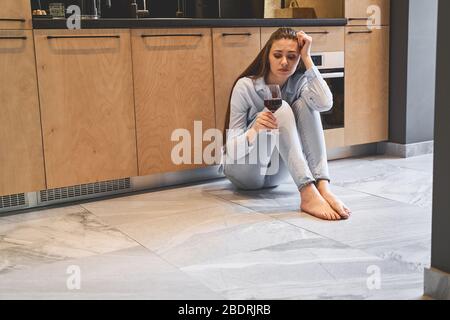 Trauriges kaukasisches Mädchen starrte auf ihr Getränk Stockfoto