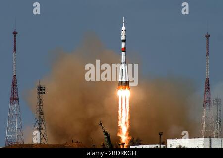 BAIKONUR, KASACHSTAN - 09. April 2020 - die Sojus MS-16 hebt von Site 31 auf dem Kosmodrom Baikonur in Kasachstan Donnerstag, 9. April 2020 Senden Stockfoto