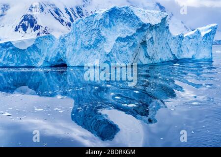 Eisberg Snow Mountains Blaue Gletscher Reflektieren Abstrakte Dorian Bay Antarktische Halbinsel Antarktis. Gletschereis blau, weil Luft aus Schnee gedrückt wurde Stockfoto