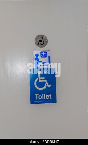 Blau-weißes quadratisches Handicap-Schild und Wickelraum Stockfoto