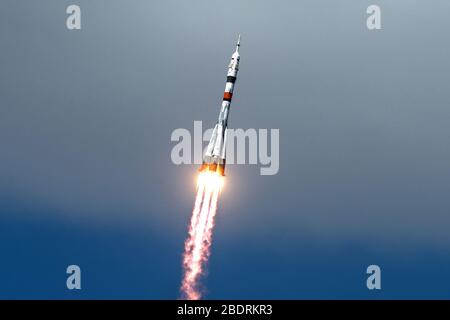 BAIKONUR, KASACHSTAN - 09. April 2020 - die Sojus MS-16 hebt von Site 31 auf dem Kosmodrom Baikonur in Kasachstan Donnerstag, 9. April 2020 Senden Stockfoto