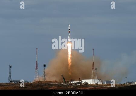 BAIKONUR, KASACHSTAN - 09. April 2020 - die Sojus MS-16 hebt von Site 31 auf dem Kosmodrom Baikonur in Kasachstan Donnerstag, 9. April 2020 Senden Stockfoto