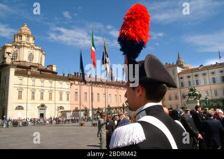 Turin, Piemont, Italien - 06/02/2007 - Tag Der Italienischen Republik. Die Flaggenanhebung mit Streitkräften. Stockfoto