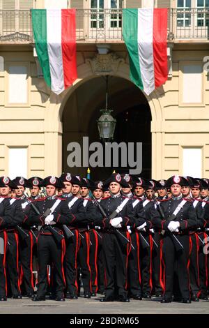 Turin, Piemont, Italien - 06/02/2007 - Tag Der Italienischen Republik. Die Flaggenanhebung mit Streitkräften. Stockfoto