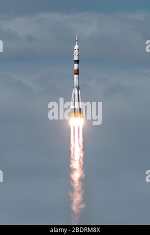 BAIKONUR, KASACHSTAN - 09. April 2020 - die Sojus MS-16 hebt von Site 31 auf dem Kosmodrom Baikonur in Kasachstan Donnerstag, 9. April 2020 Senden Stockfoto