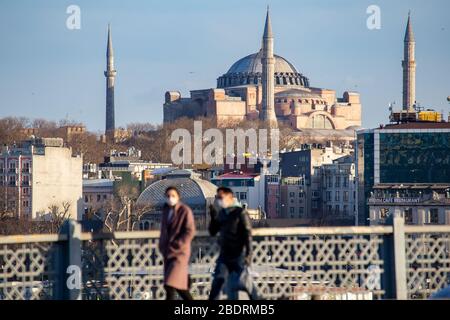 Blick von der leeren Galata-Brücke, berühmt für Angler. Die Stadtverwaltung Istanbul hat die Fischerei innerhalb ihrer Grenzen verboten. Stockfoto