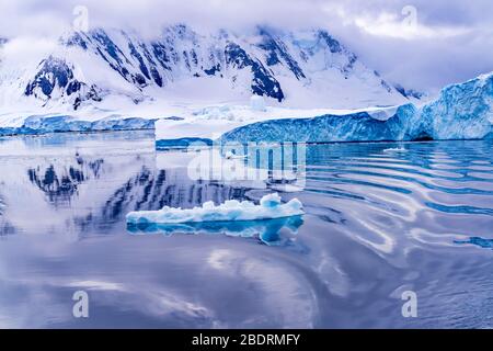 Schnee-Berge Abstrakte Reflexion Blaue Gletscher Iceberg Dorian Bay Antarktische Halbinsel Antarktis. Gletschereis blau, weil Luft aus Schnee gedrückt wurde Stockfoto