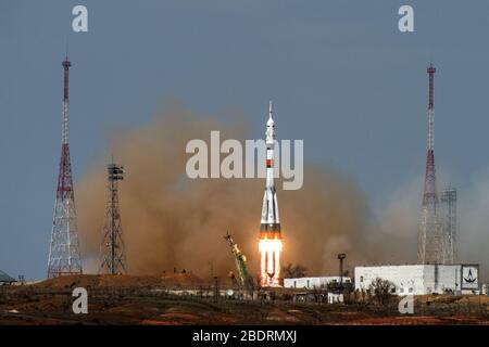 BAIKONUR, KASACHSTAN - 09. April 2020 - die Sojus MS-16 hebt von Site 31 auf dem Kosmodrom Baikonur in Kasachstan Donnerstag, 9. April 2020 Senden Stockfoto