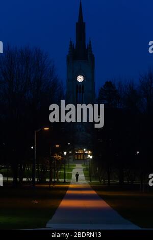 London, Kanada - 8. April 2020. Das Middlesex College an der Western University ist silhouttiert gegen einen dunkelblauen Himmel. Stockfoto