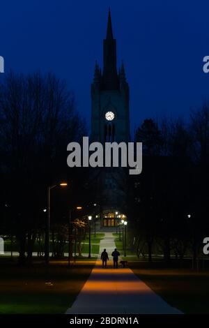 London, Kanada - 8. April 2020. Das Middlesex College an der Western University ist silhouttiert gegen einen dunkelblauen Himmel. Stockfoto