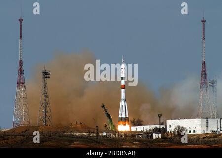 BAIKONUR, KASACHSTAN - 09. April 2020 - die Sojus MS-16 hebt von Site 31 auf dem Kosmodrom Baikonur in Kasachstan Donnerstag, 9. April 2020 Senden Stockfoto