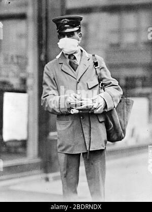 Briefträger in New York, der eine Maske zum Schutz vor Influenza trägt. New York City. (16. Oktober 1918) Stockfoto