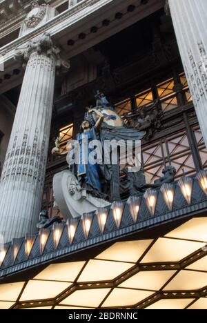 The Queen of Time West End Selfridges Department Store, 400 Oxford St, London W1A 1AB von Daniel Burnham für Harry Gordon Selfridge Gilbert Bayes Stockfoto