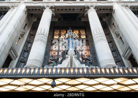 The Queen of Time West End Selfridges Department Store, 400 Oxford St, London W1A 1AB von Daniel Burnham für Harry Gordon Selfridge Gilbert Bayes Stockfoto