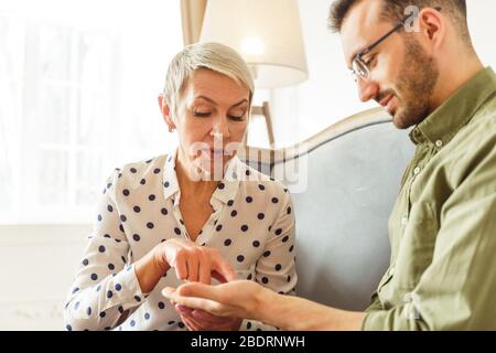 Fokussierter Kunde, der einem leitenden Wahrsager zuhört Stockfoto