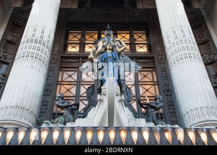 The Queen of Time West End Selfridges Department Store, 400 Oxford St, London W1A 1AB von Daniel Burnham für Harry Gordon Selfridge Gilbert Bayes Stockfoto