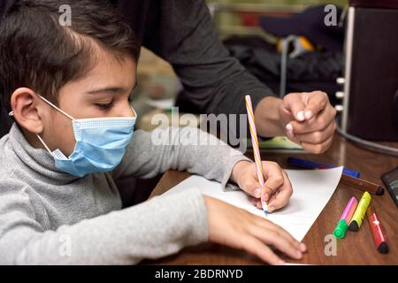 Fernunterricht. Mutter hilft Vorschulkind, Unterricht zu tun. Ausbildung in Quarantäne Zeit. Schutz von Kindern während der Coronavirus Pandemie Stockfoto