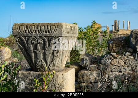 Basis einer Ruine Säule bei den römischen Ruinen von Volubilis in Marokko Stockfoto