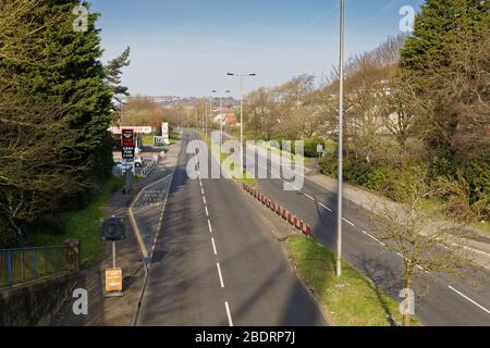 Im Bild: Die zweispurige A483 Fabian Way ist während der Hauptverkehrszeit in Swansea, Wales, Großbritannien, leer. Dienstag 24 März 2020 Re: Covid-19 Coronavirus Stockfoto