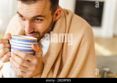 Mann trinkt eine Tasse Kamillentee Stockfoto