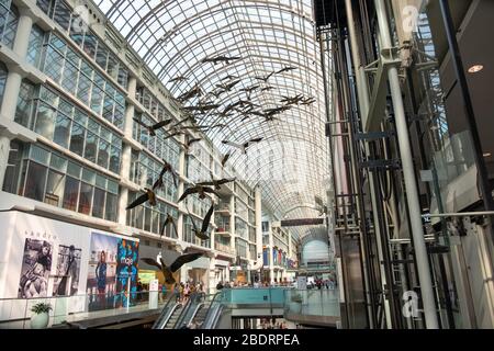 Kanadagänse 'Flight Stop', Michael Snow, im Shopping, Geschäften, Konsumerismus, im Eaton Centre in der Innenstadt von Toronto, Ontario, Kanada, Nordamerika Stockfoto