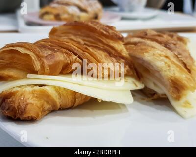 Köstliches französisches Croissant mit Käse Stockfoto