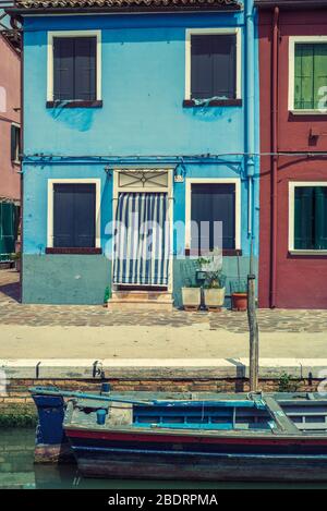 Buntes Haus auf der Insel Burano in der Lagune von Venedig, Italien Stockfoto