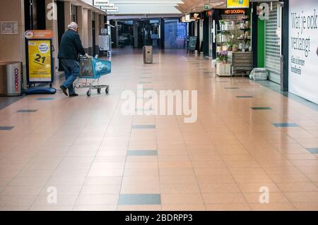 Einzelkäufer in einem nahe gelegenen Einkaufszentrum in der Stadt Veenendaal, Niederlande, mit Menschen, die aufgrund des Coronavirus zuhause bleiben Stockfoto