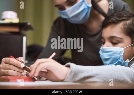 Fernunterricht. Mutter hilft Vorschulkind, Unterricht zu tun. Ausbildung in Quarantäne Zeit. Schutz von Kindern während der Coronavirus Pandemie Stockfoto