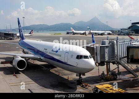 Hongkong, Hongkong SAR - 19. Juli 2012: Passagierflugzeug der japanischen Fluggesellschaft, das am internationalen Flughafen Hongkong in Hongkong, China, abgestellt wird Stockfoto