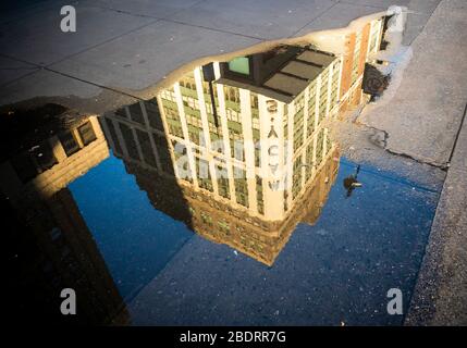 Eine geschlossene Macy's spiegelt sich in einer Pfütze am Montag, den 6. April 2020 auf dem Herald Square in New York wider. (© Richard B. Levine) Stockfoto