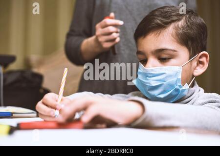 Fernunterricht. Mutter hilft Vorschulkind, Unterricht zu tun. Ausbildung in Quarantäne Zeit. Schutz von Kindern während der Coronavirus Pandemie Stockfoto