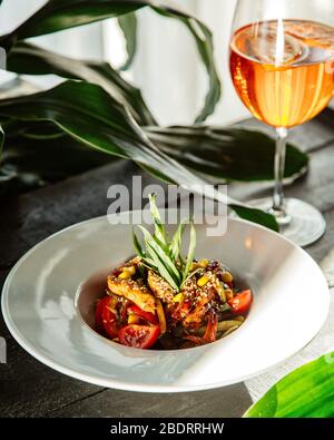 Hähnchen in Teriyaki-Sauce und Sesam mit Salat serviert Stockfoto