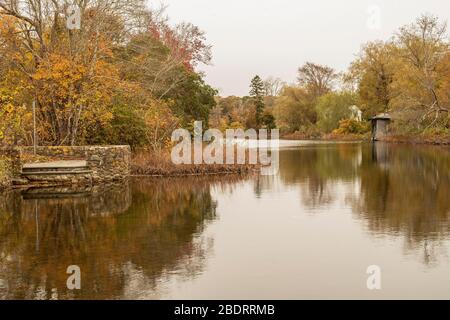 Eine der schönsten Städte auf Cape Cod, Sandwich, Mass ist leicht von den wichtigsten Autobahnen zu erreichen. Dieser Teich befindet sich neben Dexters Grist Mill in einem SM Stockfoto