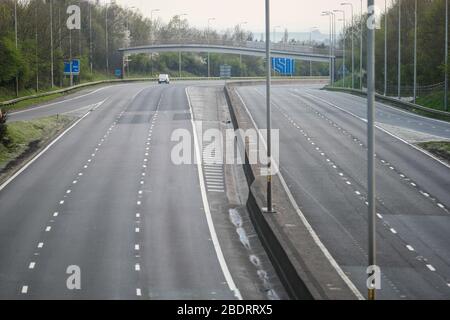 Bromsgrove, Worcestershire, Großbritannien. April 2020. Eine außergewöhnlich ruhige Autobahn M5 in Richtung Süden in der Nähe von Birmingham am Donnerstagnachmittag vor dem Feiertagswochenende an der Osterbank, da die Menschen den Anweisungen der Regierung folgen, sich von Touristengebieten fernzuhalten und zu Hause zu bleiben. Unter normalen Umständen ist die Autobahn in Richtung Süden mit Wohnwagen, Wohnwagen und Touristenverkehr aus den midlands auf dem Weg nach Süden für das Wochenende voll. Nur wenige Autos und Lastwagen sind zu sehen. Kredit: Peter Lopeman/Alamy Live News Stockfoto