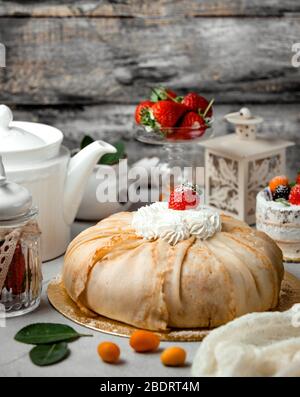 Crepe Kuchen in Bundform mit Sahne und Erdbeere gekrönt Stockfoto
